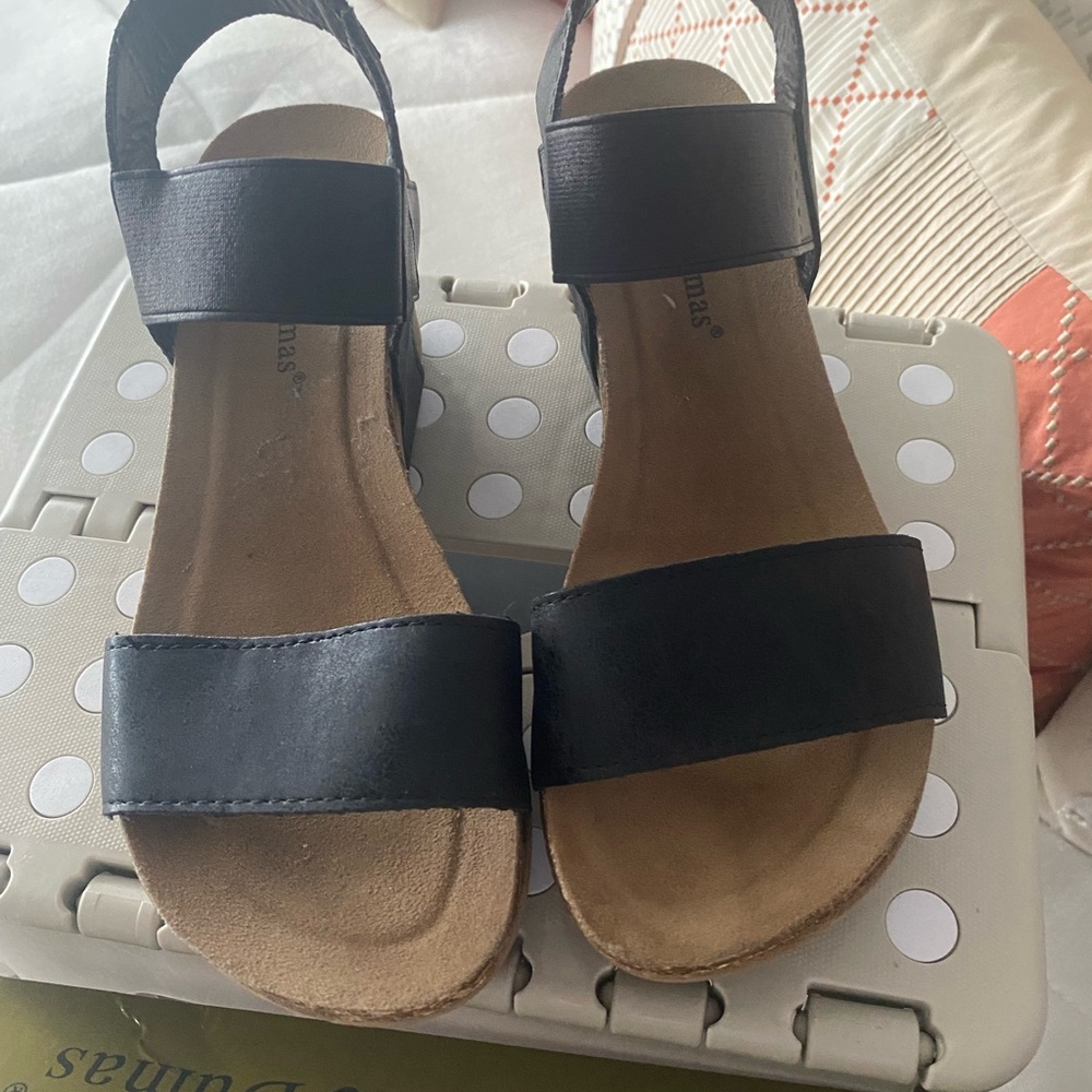 Pierre Dumas Women’s low wedge Chantal Sandals